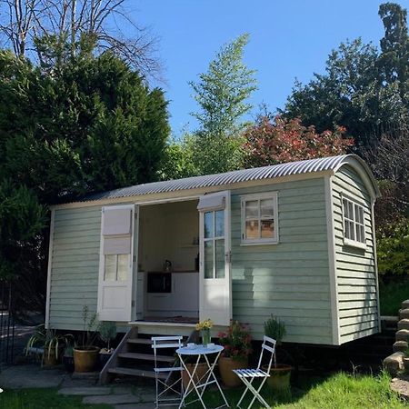 The City Hut Bath Bagian luar foto