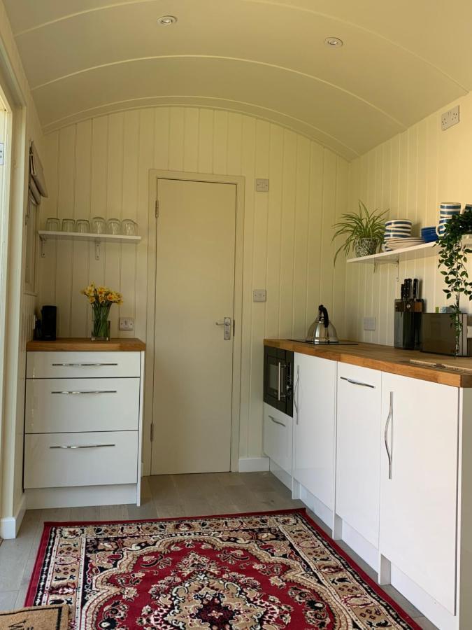 The City Hut Bath Bagian luar foto